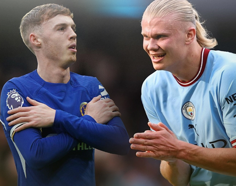 Два футболиста на изображении: один в синей форме делает жест скрещенными руками, другой в светло-голубой форме с улыбкой хлопает в ладоши. Форма принадлежит разным футбольным клубам